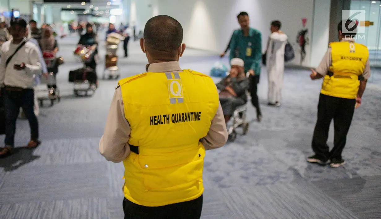 Petugas Kesehatan Karantina Bandara (KKB) memantau penumpang yang baru mendarat di Terminal 3 Bandara Soekarno Hatta, Tangerang, Banten, Rabu (15/5/2019). Cacar monyet umumnya ditularkan akibat kontak dengan hewan terinfeksi. (Liputan6.com/Faizal Fanani)
