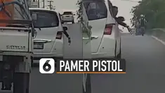Entah apa maksud dari pria tersebut, namun pengendara lain nampak was-was.