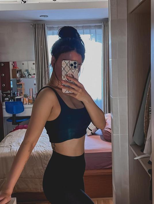 Nah inilah potret Nita Gunawan yang pamerkan abs dengan bajunya sambil diangkat dan ber-mirror selfie. (FOTO: instagram.com/nitagunawan09)