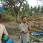 Warga memandangi lokasi likuefaksi atau tanah bergerak di Palu, Sulawesi Tengah. (Liputan6.com/Nanda Perdana Putra)