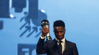 Winger Madrid, Vinicius Junior, terpilih sebagai The Best FIFA Men's Player 2024 pada acara yang berlangsung di Doha, Qatar, Rabu (18/12/2024) dini hari WIB. (AFP/Karim JAAFAR)