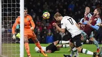 Bek Liverpool, Ragnar Klavan, menjadi pemain Estonia pertama sepanjang sejarah yang mampu mencetak gol di pentas Premier League. (AFP/Oli Scarff)