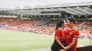 Via Vallen dan Chevra Yolandi berpose romantis. Keduanya beradu hidung seolah hendak berciuman. "In this stadium with him who I love the most 🤍Can u imagine hw happy I am that day💃🏼" tulis Via Vallen di akunnya. (Instagram/viavallen)