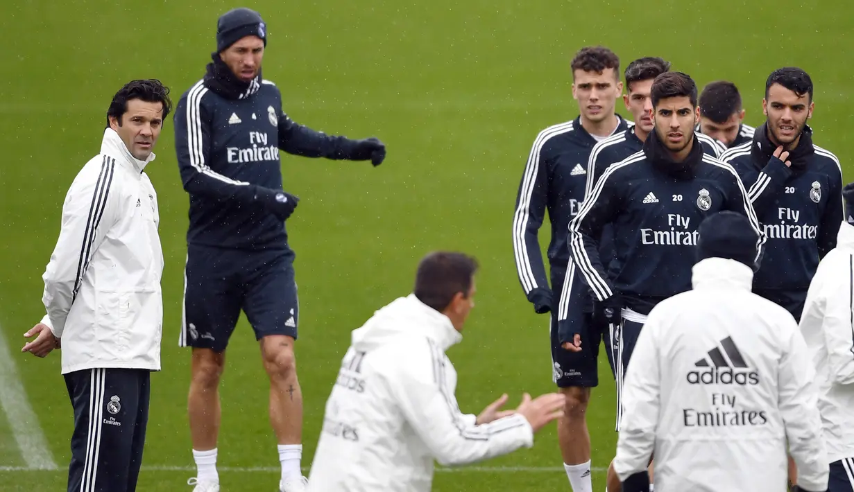 Pelatih anyar Real Madrid, Santiago Solari, memimpin sesi latihan di Valdebebas, Madrid, Selasa (30/10/2018). Santiago Solari menjadi pelatih Real Madrid menggantikan Julen Lopetegui yang dipecat. (AFP/Gabriel Bouys)