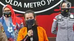 Penyanyi Reza Artamevia (tengah) saat rilis kasus pengungkapan tindak pidana narkotika di Polda Metro Jaya, Jakarta, MInggu (6/9/2020). Ditresnarkoba Polda Metro Jaya menangkap Reza Artamevia serta mengamankan barang bukti narkotika jenis sabu seberat 0,78 gram. (Liputan6.com/Herman Zakharia)