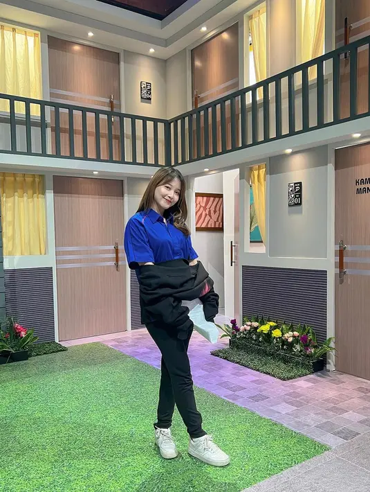 Sukses jadi influencer, Vior kini juga sering tampil di podcast dan TV. Ia kini bergabung di Pesbukers dan melatih diri sebagai komedian. [Instagram.com/nitavior]