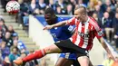 Pemain Leicester, Wes Morgan (kiri), berebut bola dengan pemain Southampton, Jordy Clasie, dalam laga Liga Inggris di Stadion King Power, Leicester, Minggu (3/4/2016). (AFP/Ben Stansall)