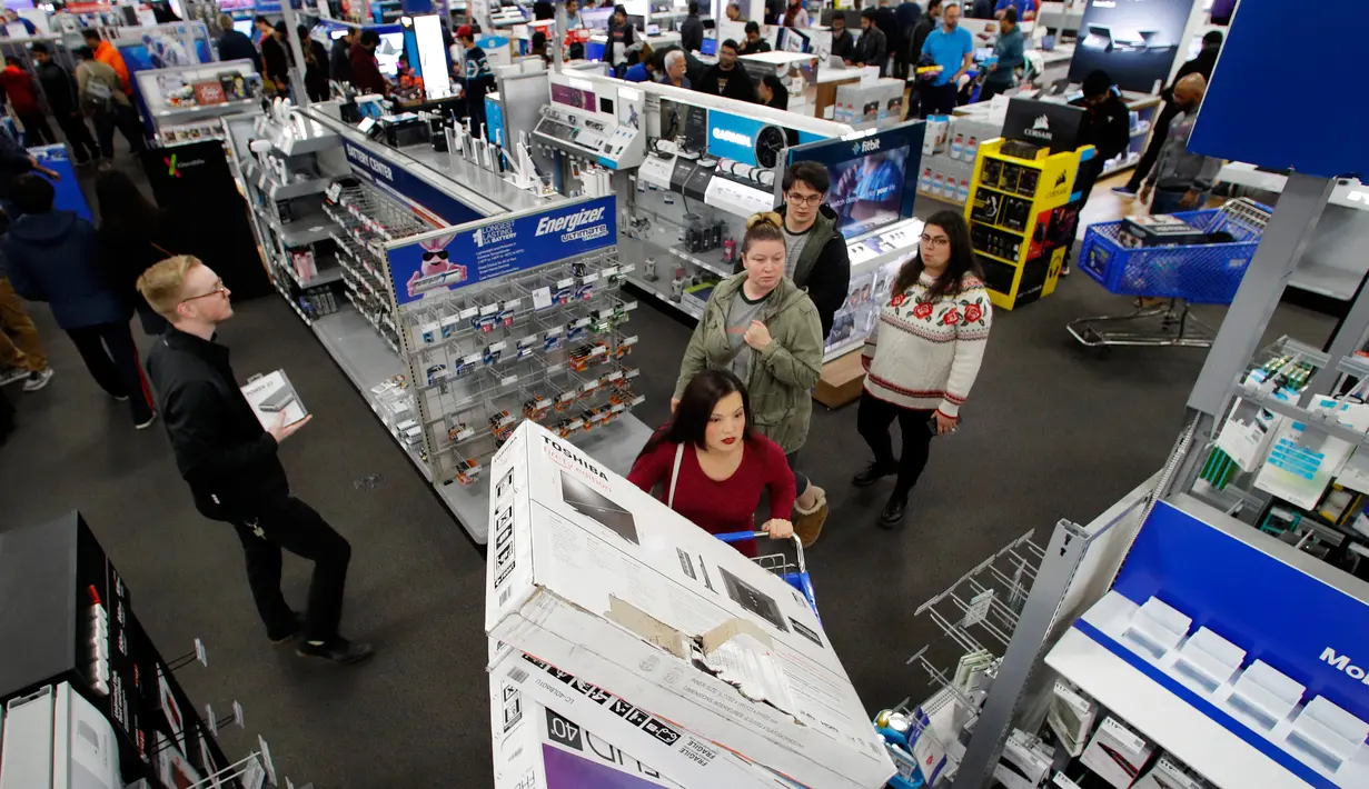Seorang wanita membeli televisi selama perayaan Black Friday di toko Best Buy di Overland Park, Kansas, AS (22/11). Di hari Black Friday, banyak diskon yang ditawarkan berbagai toko, baik online maupun offline. (AP Photo/Charlie Riedel)