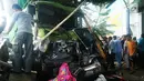 Warga berkerumun saat truk tronton menabrak sejumlah kendaraan di depan RSU Muhammadiyah Siti Aminah Bumiayu, Brebes, Jawa Tengah, Senin (10/12). Para korban dibawa ke rumah sakit dan puskesmas terdekat. (Liputan6.com/Fajar Eko Nugroho)