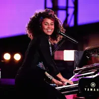 Ibunda Alicia Keys adalah seorang Kaukasian, setengah Italia dan setengah Inggris, Irlandia dan juga Scotlandia. Sementara sang ayah adalah seorang Afrika-Amerika. (GARY GERSHOFF / GETTY IMAGES NORTH AMERICA / AFP)
