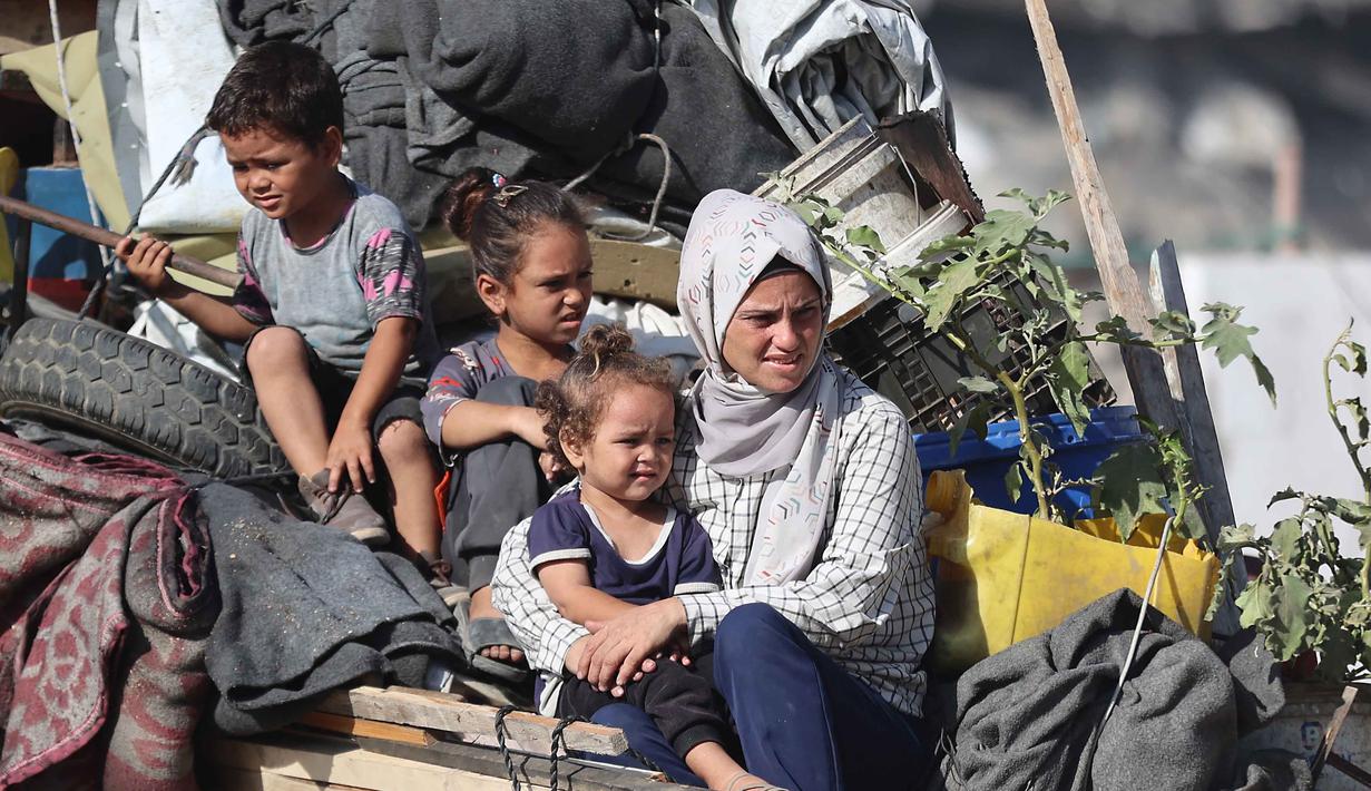 Badan dunia itu menyebut 2,4 juta penduduk Gaza mengalami kekurangan pangan ekstrem dan hampir semuanya bergantung pada bantuan kemanusiaan. Tampak dalam foto, warga Palestina duduk di belakang truk sambil membawa barang-barang mereka saat mengungsi dari Kota Gaza menuju Gaza selatan, pada 10 September 2025. (Omar AL-QATTAA/AFP)