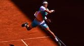 Petenis China, Zhang Zhizhen berusaha mengembalikan bola ke arah petenis Norwegia, Casper Ruud pada laga hari ketujuh Prancis Terbuka 2023 di Roland Garros, Paris, 3 Juni 2023. (AFP/Emmanuel Dunand)