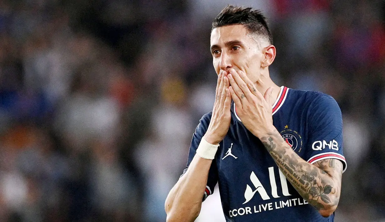 Angel Di Maria menutup akhir cerita di PSG dengan persembahan manis. Sang pemain menyumbang satu gol saat PSG menaklukkan FC Metz 5-0. Di momen tersebut Di Maria tampak bersedih karena harus berpisah dengan klub yang telah ia bela selama tujuh tahun. (AFP/Anne-Christine Poujoulat)