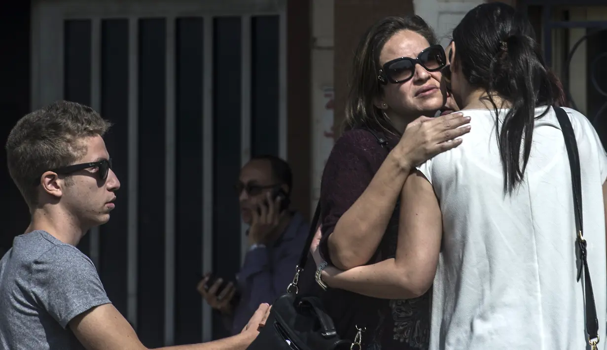 Keluarga penumpang pesawat EgyptAir mendatangi ruang layanan informasi di Bandara Kairo, Kamis (19/5). Pesawat Airbus A320 yang dioperasikan maskapai Mesir, EgyptAir, hilang dari pantauan radar dalam perjalanannya dari Paris ke Kairo. (KHALED DESOUKI/AFP)