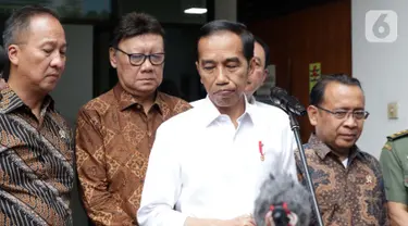 Presiden RI, Joko Widodo (baju putih) saat memberi keterangan usai melihat kondisi terakhir Menko Polhukam Wiranto yang dirawat di RSPAD, Jakarta, Kamis (10/10/2019). Presiden Joko Widodo mengatakan kondisi Wiranto mulai membaik pasca peristiwa penusukan di Banten. (Liputan6.com/Helmi Fithriansyah)