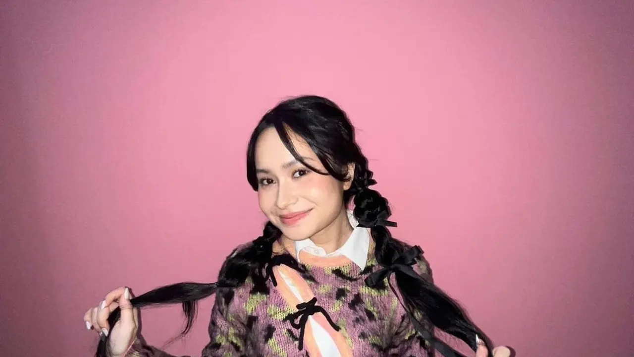 Satine Zaneta Pakai Outfit Pink (Instagram/@satinezaneta)