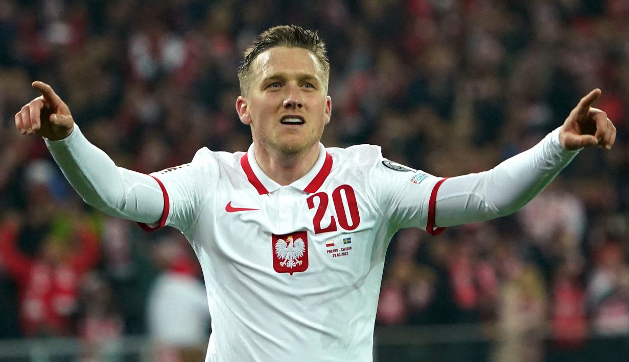 Alih-alih menyamakan kedudukan, Swedia malah kembali kebobolan. Kali ini lewat Piotr Zielinski yang berhasil melepaskan tembakan dari tengah kotak penalti pada menit ke-72. (AFP/Janek Skarzynski)
