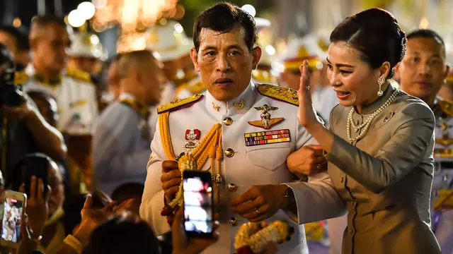 Raja Thailand Temui Para Pendukung
