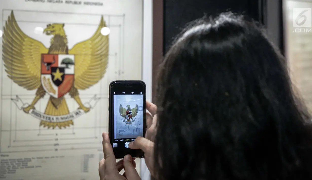 Pengunjung mengabadikan lambang Garuda di Museum Nasional, Jakarta, Jumat (2/6). Pameran digelar dari 2 hingga 15 Juni 2017, sebagai rangkaian kegiatan hari kelahiran Pancasila yang jatuh tanggal 1 Juni. (Liputan6.com/Faizal Fanani)