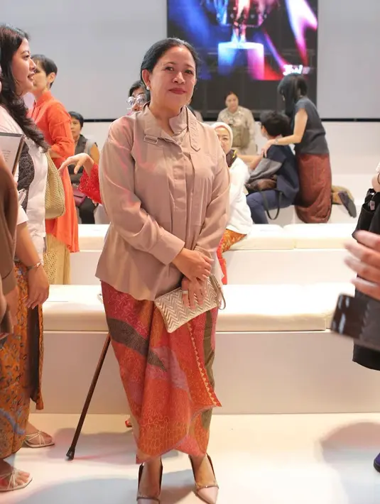 Paun mengatakan pada Fimela outfit yang ia kenakan untuk atasan mengenakan kemeja lengan panjang warna coklat, yang ia katakan sebagai baju kerjanya.  [Daniel Kampua]