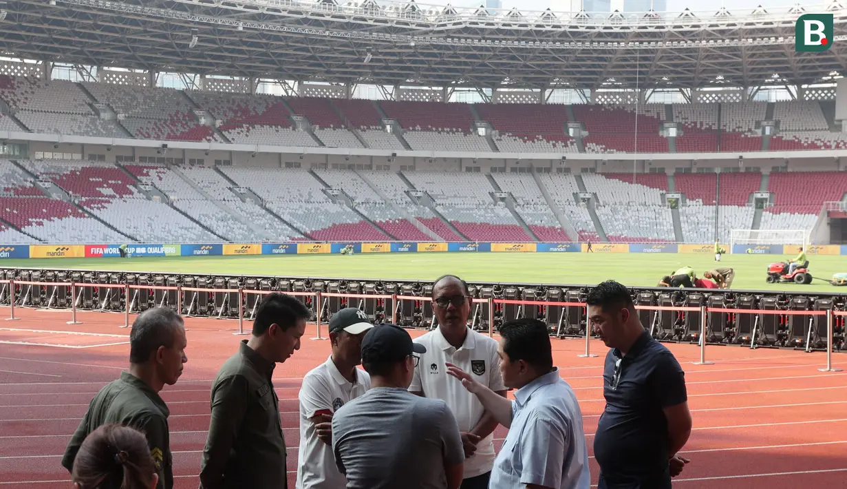 Ketua Umum PSSI, Erick Thohir (kedua kanan) berbincang dengan Sekjen Yunus Nusi saat meninjau kesiapan Stadion Utama Gelora Bung Karno (SUGBK), Senayan, Jakarta, Rabu (05/06/2024) jelang laga Grup F Kualifikasi Piala Dunia 2024. (Bola.com/M Iqbal Ichsan)