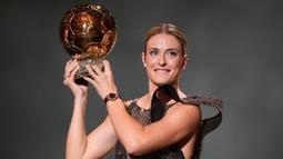 Pemain FC Barcelona, Alexia Putellas menerima penghargaan Woman Ballon d'Or keduanya saat upacara penghargaan Ballon d'Or France Football 2022 di Theater du Chatelet di Paris, Senin (17/10/2022). Alexia Putellas dinobatkan sebagai Pesepak Bola Wanita Terbaik pada malam penganugerahan Ballon d'Or 2022 di Theatre du Chatelet, Paris, Perancis, Selasa (18/10/2022) dini hari Waktu Indonesia Barat. (AP Photo/Francois Mori)
