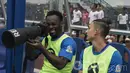 Gelandang Persib Bandung, Michael Essien, mencoba menggunakan kamera milik wartawan sebelum laga uji coba melawan Bali United di Stadion GBLA Bandung, Jawa Barat, Sabtu (8/4/2017). (Bola.com/Vitalis Yogi Trisna)