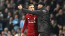 Pelatih Liverpool, Jurgen Klopp menginstruksikan gelandang Jordan Henderson selama bertanding melawan Manchester City pada lanjutan Liga Inggris di stadion Etihad (3/1). City berhasil mengalahkan Liverpool dengan skor tipis 2-1. (AFP Photo/Oli Scarff)