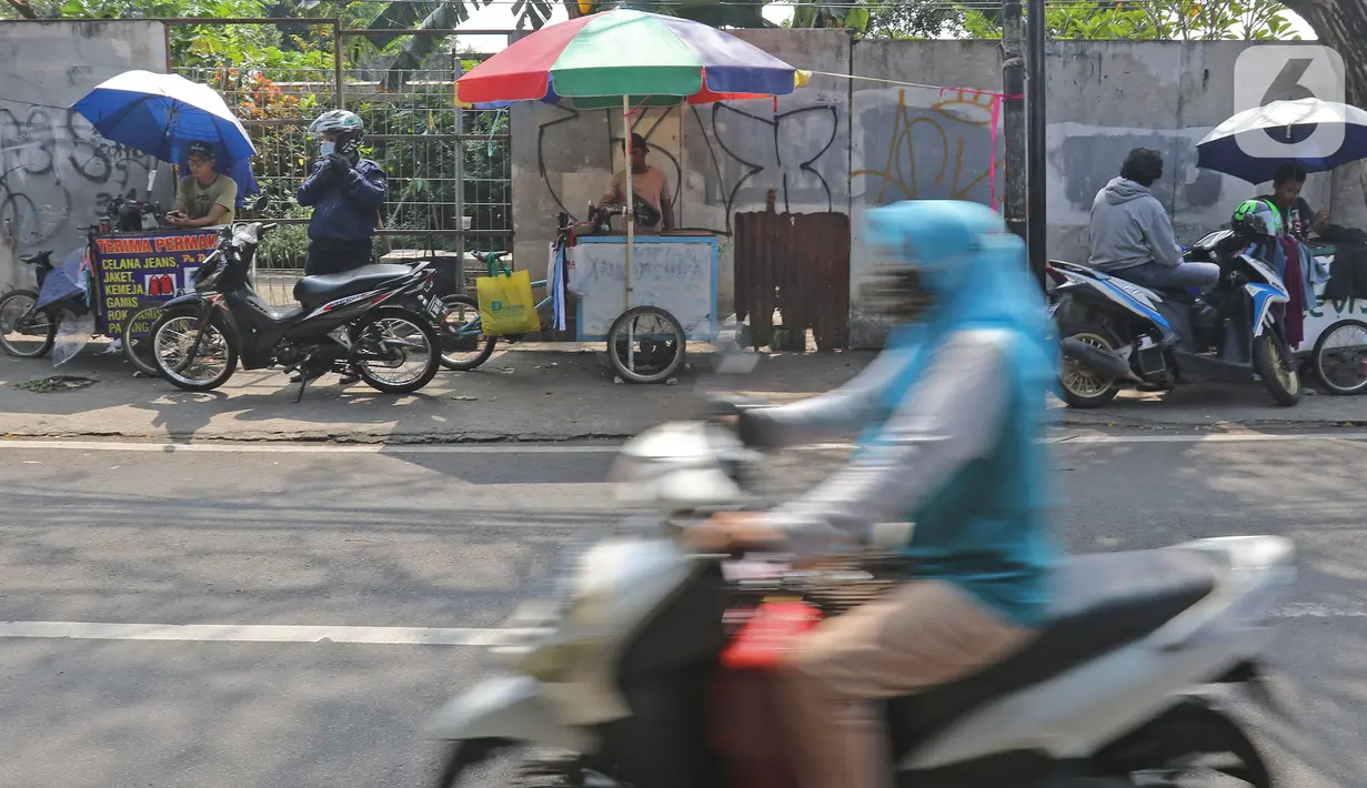 Kendaraan melintasi penjahit di kawasan Lenteng Agung, Jakarta, Sabtu (12/06/2021). Berdasarkan data Kemenko Perekonomian per 8 Juni 2021, presentase realisasi anggaran program Pemulihan Ekonomi Nasional (PEN) 2021 masih cukup rendah. (Liputan6.com/Herman Zakharia)