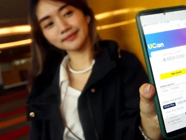Model menunjukkan aplikasi produk pinjaman digital yang dapat diakses melalui aplikasi myIM3, UCan di Jakarta, Rabu (19/1/2022). UCan menawarkan dua fitur utama yaitu Cash Withdrawal dan fitur Instalment. (Liputan6.com/HO/Rizki)