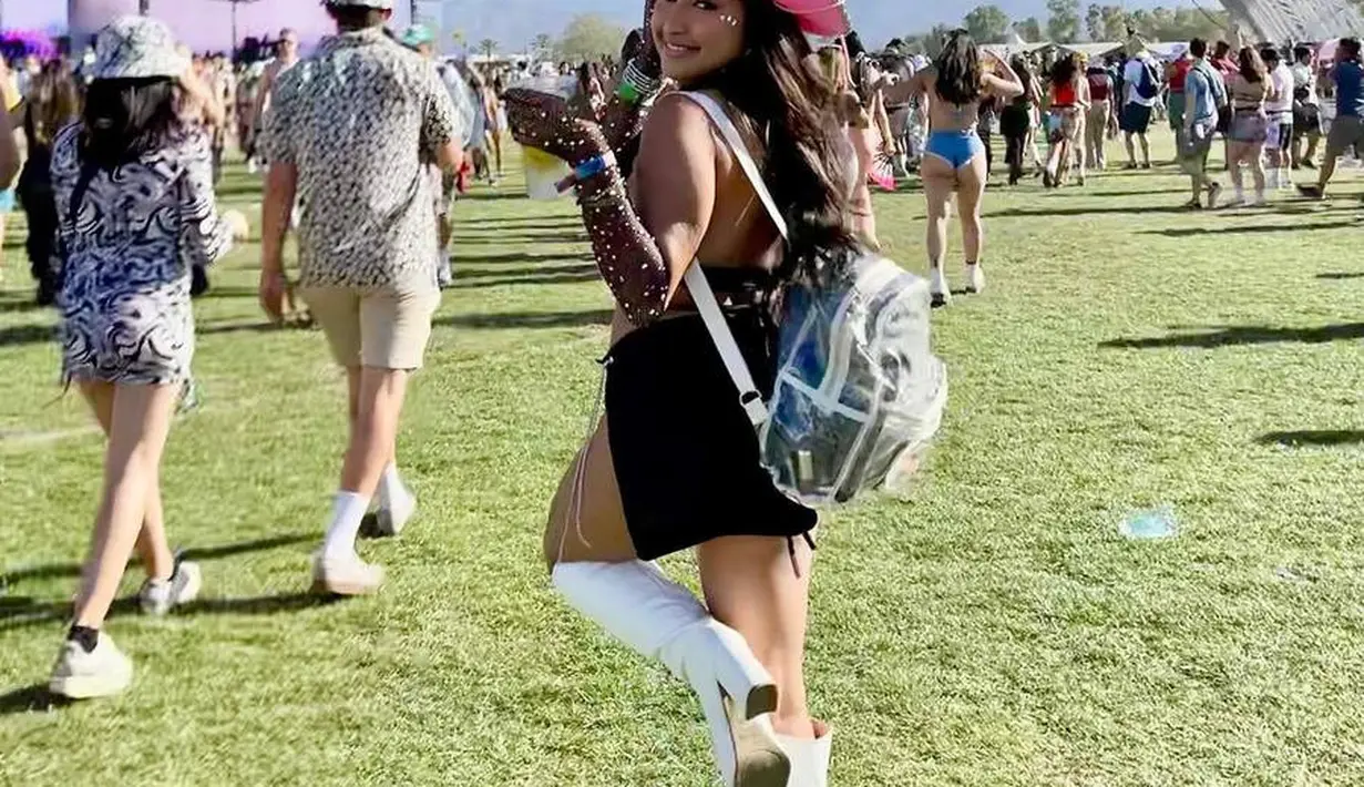 <p>Jennifer Coppen juga turut hadir di Coachella 2022. Aktris cantik ini berdandan ala cowgirl lengkap dengan topi, sarung tangan dan sepatu boots. (Instagram/jennifercoppenreal20).</p>