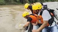 Upaya pencarian korban hanyut di Sungai Way Galih, Lampung oleh Basarnas Lampung. Foto : (Basarnas Lampung)