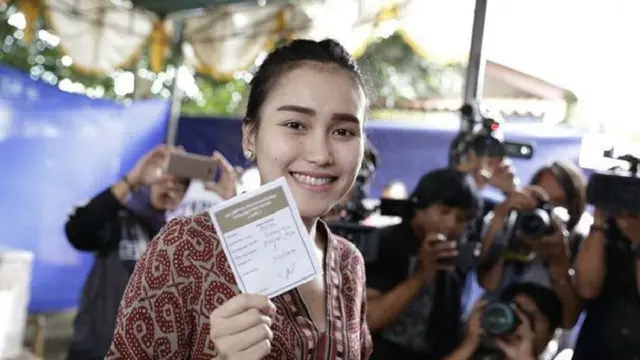 Coblos Ke TPS Bareng Keluarga, Begini Aksi Ayu Ting Ting Saat Pilkada 2018