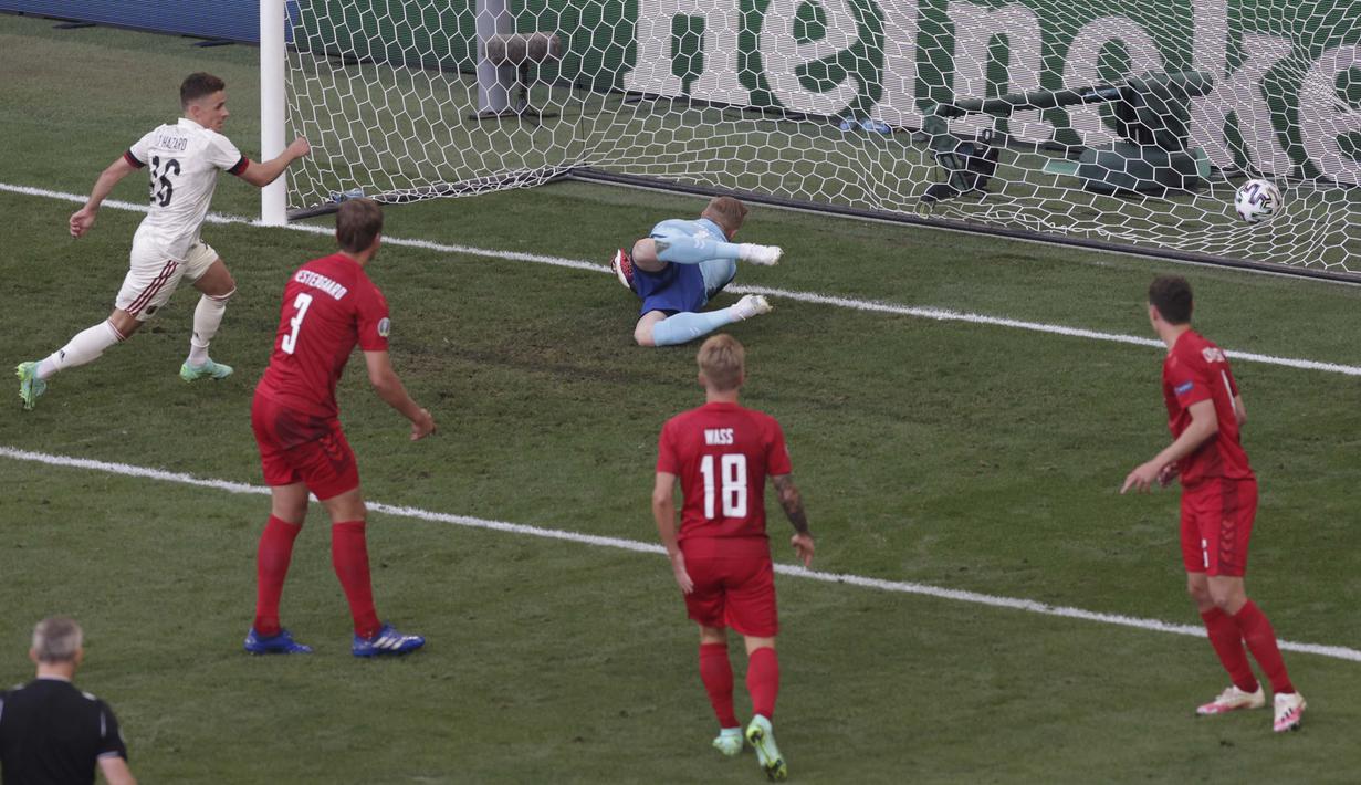 Dampak masuknya De Bruyne begitu besar. Menit ke-54, Belgia akhirnya menyamakan kedudukan. Serangan balik cepat dari Lukaku, bola diterima De Bruyne di sisi kanan, umpan terobosan ke tengah kotak penalti, disambar Thorgan Hazard. (Foto: AP/Pool/Hannah McKay)