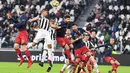 Aksi pemain Juventus, Sami Khedira (2kiri) berebut menyundul bola dengan para pemain Genoa pada lanjutan Serie A di Allianz stadium, Turin, (22/1/2018). Juventus menang tipis 1-0. (Alessandro Di Marco/ANSA via AP)