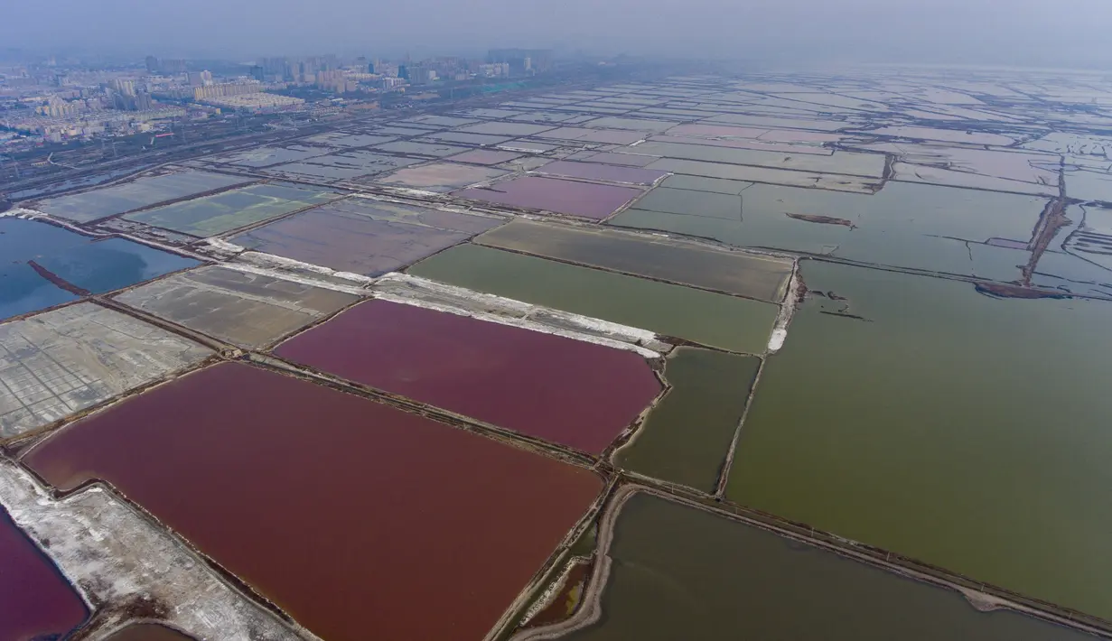 Foto dari udara yang diabadikan pada 3 Desember 2020 ini menunjukkan pemandangan danau garam di Kota Yuncheng, Provinsi Shanxi, China utara. (Xinhua/Yang Chenguang)