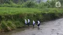 Mereka harus mengangkat tinggi-tinggi tas sekolah dan sepatu agar tidak basah terkena air sungai. (Liputan6.com/Herman Zakharia)