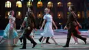 Siswa sekolah militer menari selama pesta tahunan Cadet Ball di Moskow, Rusia, Selasa (17/12/2019). Pesta tahunan tersebut diikuti sekitar 1.500 kadet dari seluruh Rusia. (AP Photo/Alexander Zemlianichenko)
