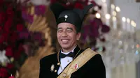 Jokowi kembali memakai baju adat pada upacara peringatan HUT ke-78 RI di Istana Merdeka. Kali ini, Jokowi mengenakan baju adat Ageman Songkok Singkepan Ageng dari Keraton Kasunanan Surakarta Hadiningrat. (AP Photo/Achmad Ibrahim)