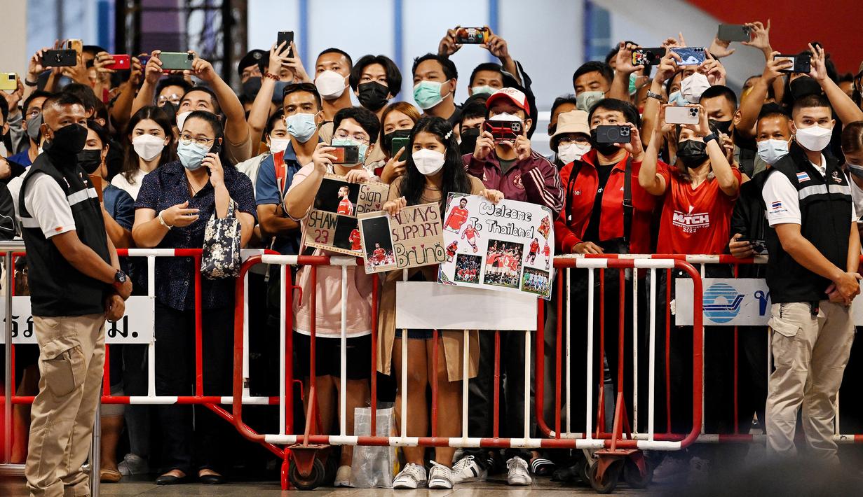 Penggemar Setan Merah dari Thailand itu tampaknya kecewa lantaran sang megabintang yakni Cristiano Ronaldo tidak turut serta dalam rombongan. (AFP/Manan Vatsyayana)