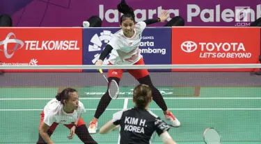 Ganda putri Indonesia, Della Destiara Haris/Rizki Amelia Pradipta mengembalikan kok ke arah pemain Korsel, Baek Hana/Kim Hyerin pada perempat final Bulutangkis Beregu Putri Asian Games 2018 di Jakarta, Senin (20/8). (Liputan6.com/Helmi Fithriansyah)