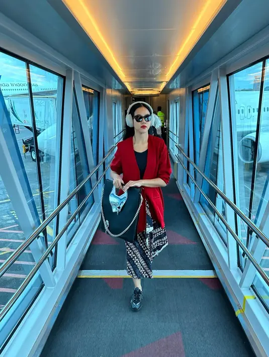 Gaya Yura Yunita yang memadukan kain batik dengan sneakers serta blazer merah juga tampak menawan. Penampilan pelantun Tutur Batin ini juga bisa dijadikan inspirasi bagi anak muda. (Liputan6.com/IG/@yurayunita)
