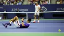 Novak Djokovic sempat terjatuh dan terluka saat final AS Terbuka 2015 di Stadion Arthur Ashe, Senin (14/9/2015) pagi WIB. (Reuters/Eduardo Munoz)