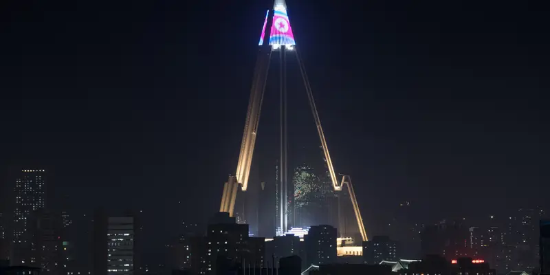Puncak Hotel Ryugyong di Pyongyang Berhias Bendera Korea Utara