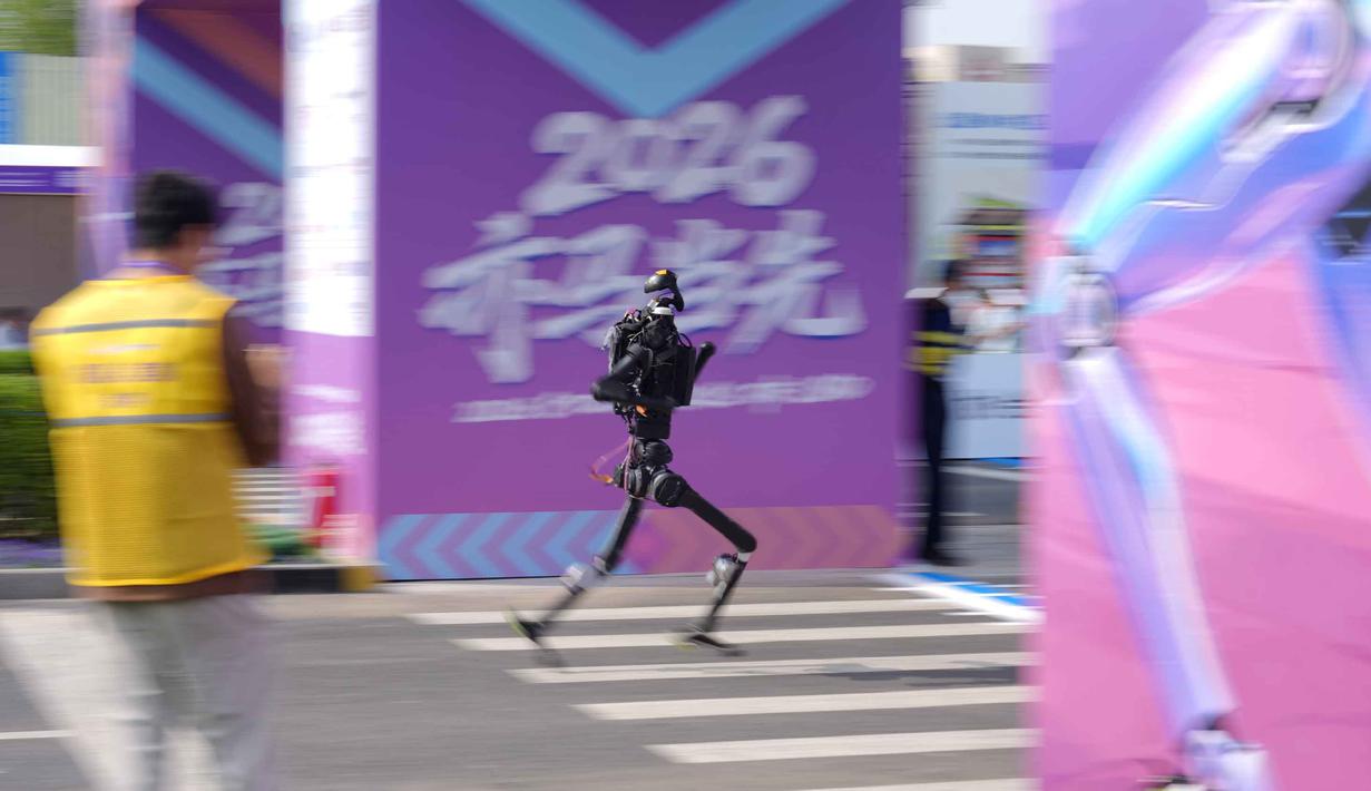 Sebuah robot melintasi garis finis saat berpartisipasi dalam Beijing E-Town Half Marathon dan Humanoid Robot Half-Marathon yang diadakan di pinggiran Beijing, Minggu 19 April 2026. Beijing E-Town Half Marathon 2026 mencetak sejarah dengan menghadirkan kategori Humanoid Robot Half Marathon. (AP Photo/Andy Wong)
