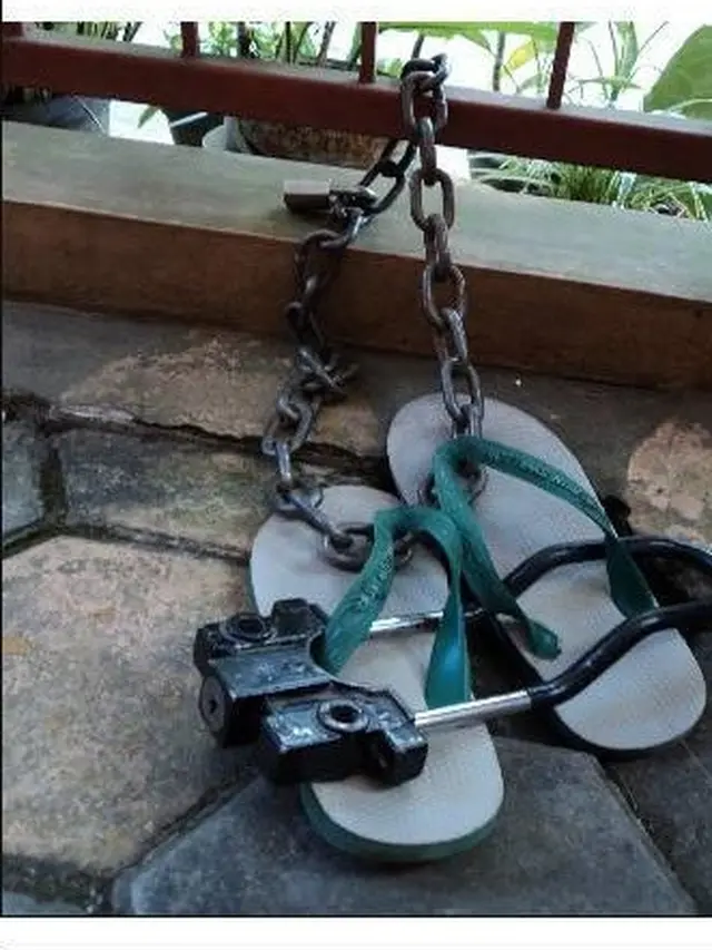 5 Potret Cara Orang Amankan Sandal Jepit Ini Bikin Geleng Kepala