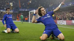 Bek Chelsea, David Luiz, melakukan selebrasi usai mencetak gol ke gawang AS Roma pada laga Liga Champions di Stadion Stamford Bridge, Kamis (19/10/2017). Chelsea bermain imbang 3-3 dengan AS Roma. (AP Photo/Frank Augstein)