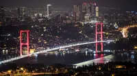 Pemandangan malam Jembatan Martir 15 Juli atau yang lebih dikenal dengan Jembatan Bosphorus di Istanbul, Turki, Jumat (24/8). Jembatan Bosphorus adalah sebuah jembatan gantung sepanjang 1.510 meter. (OZAN KOSE/AFP)