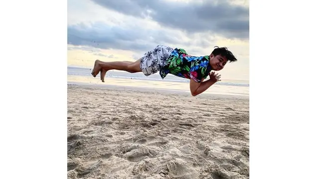 5 Gaya Kocak Arif Alfiansyah saat Berfoto, Tak Bisa Diam