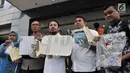 Kasubdit Penmas Bidang Humas Polda Metro Jaya AKBP I Gede Nyeneng (dua kiri) didampingi Wadirkrimum Polda Metro Jaya AKBP Ade Ary (tengah), pihak KPAI, dan LPAI menunjukkan barang bukti praktik prostitusi, Jakarta, Rabu (8/8). (Merdeka.com/Iqbal Nugroho)